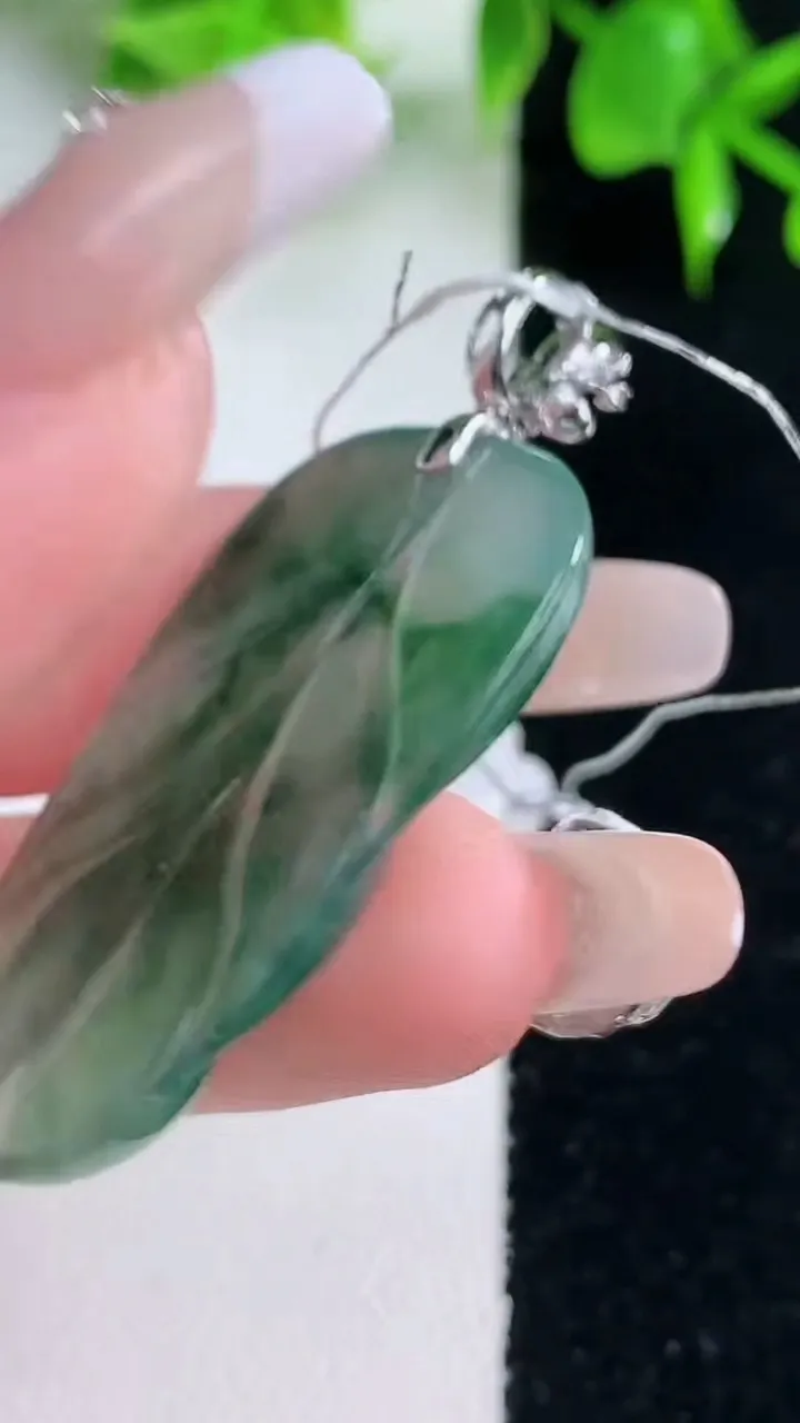天然A货翡翠种飘花金枝玉叶 叶子吊坠，尺寸39.5-24.4-4.3，重量:9.43g
1月18日