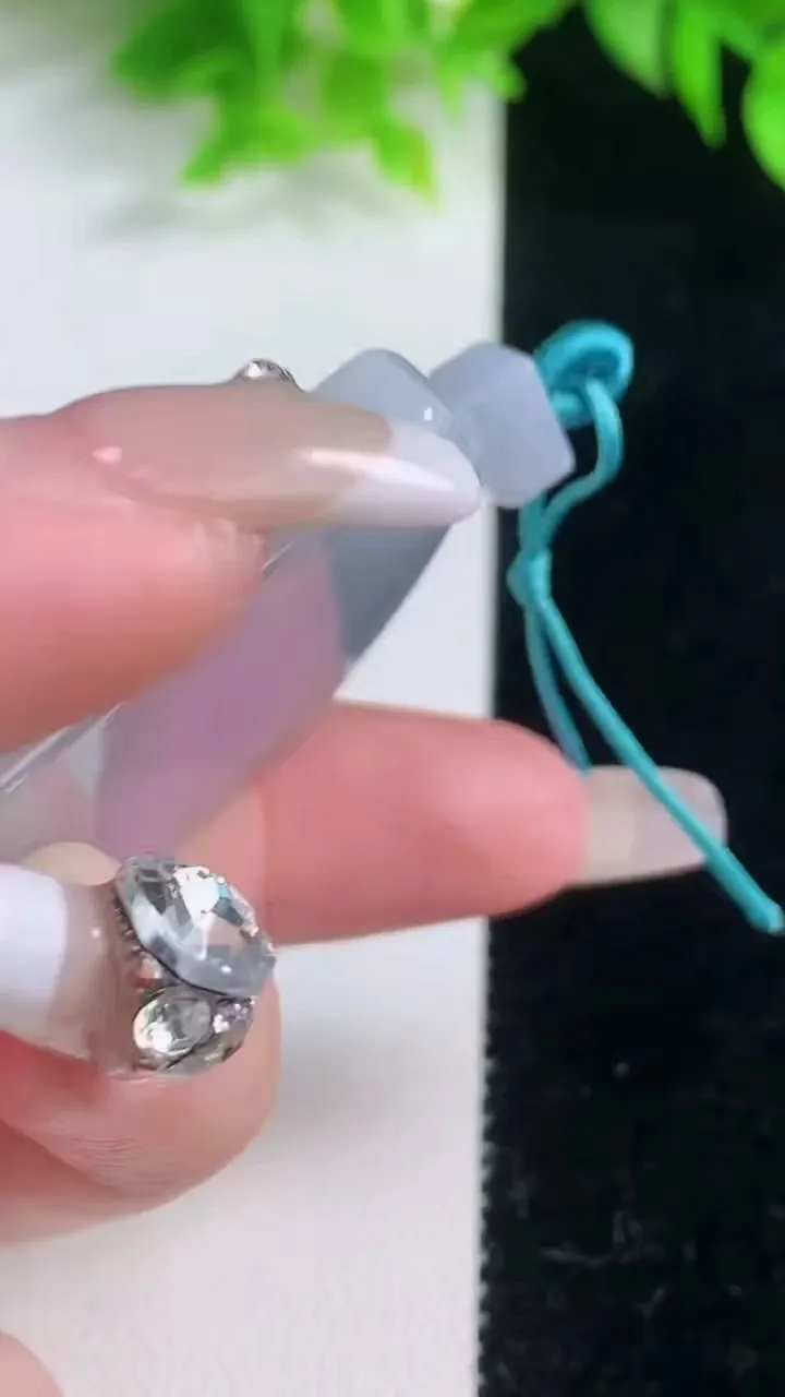 天然A货翡翠紫罗兰无事牌吊坠，尺寸51.6-39.2-5.6，重量:34.95g
1月19日