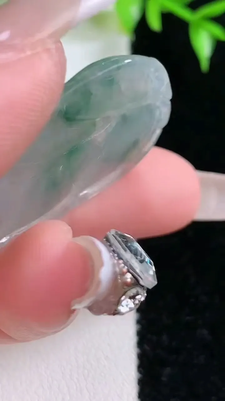 天然A货翡翠飘花金枝玉叶 叶子吊坠，尺寸39.5-21.9-4.1，重:6.61g
1月18日