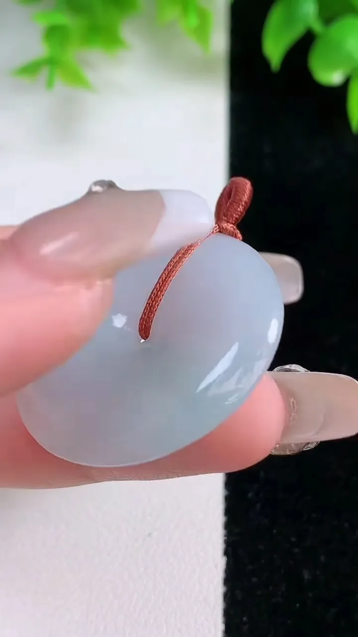 天然A货翡翠平安扣吊坠，尺寸31.5-6，重量:13.41g
1月18日