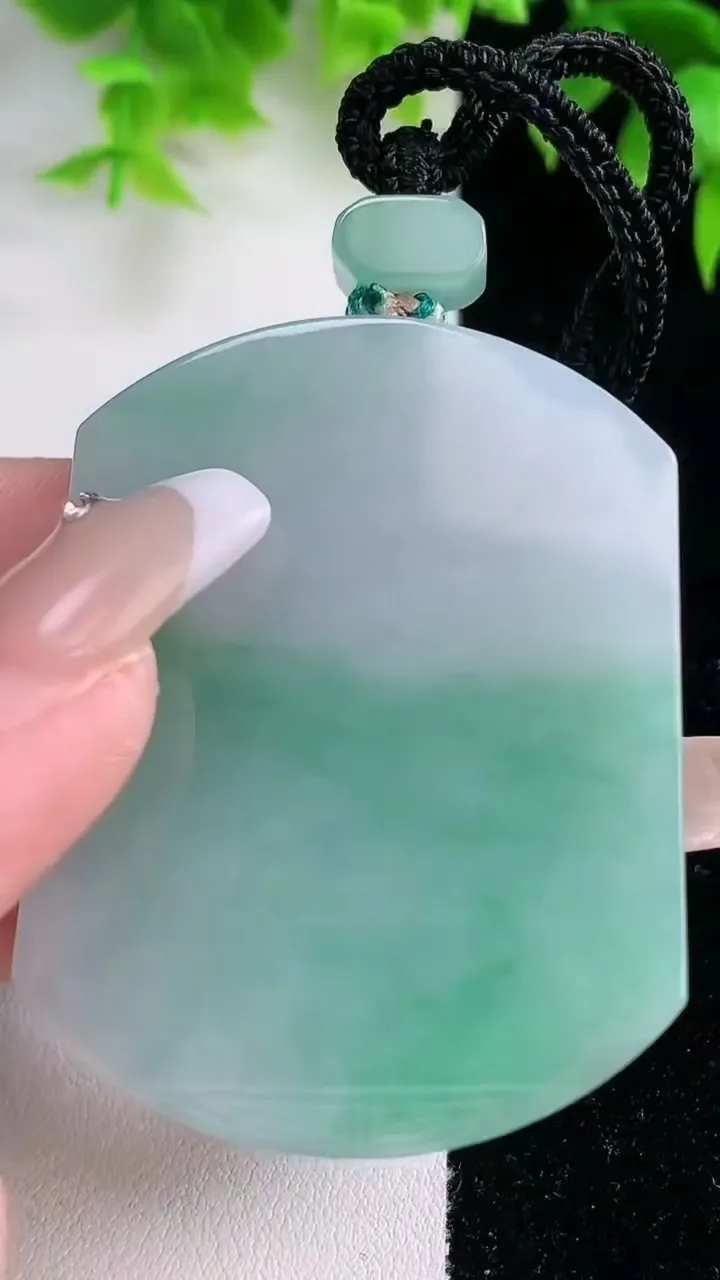 天然A货翡翠无事牌吊坠，尺寸51.8-40-5.4，重量:38.79g
1月18日