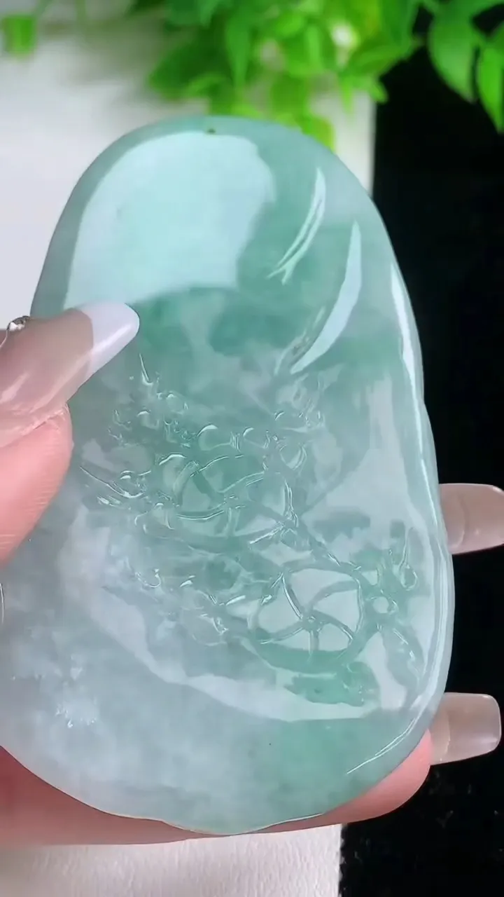 天然A货翡翠梅花鹿吊坠，尺寸73-46.8-9.7，重量:63.48g
1月18日