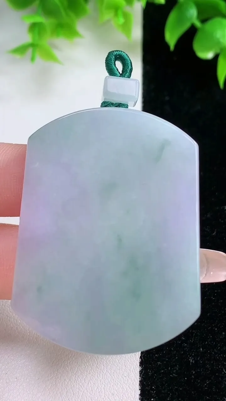 天然A货翡翠春带彩紫罗兰无事牌吊坠，尺寸49-36.8-5.3，重量:29.96g
1月18日