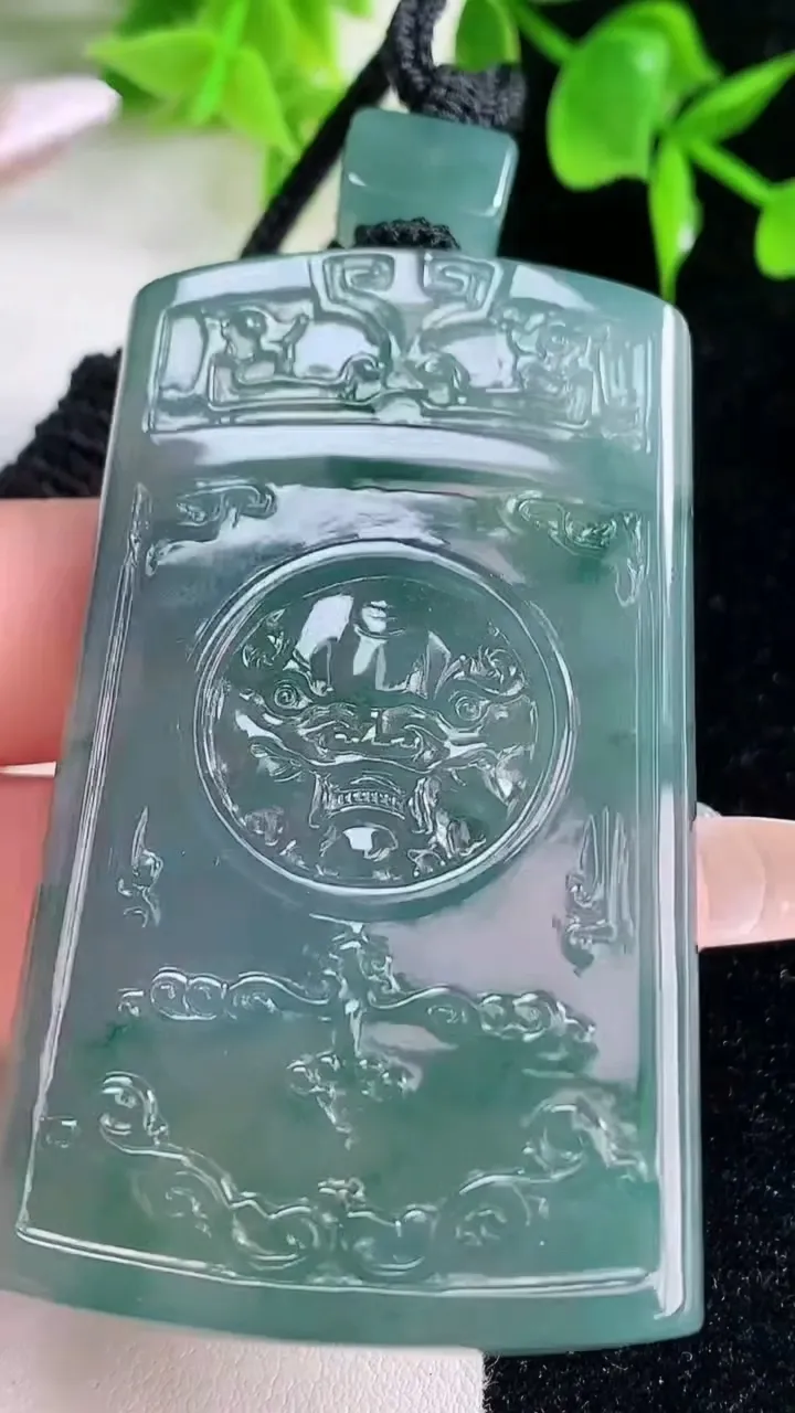 天然A货翡翠种飘花仿古无事牌吊坠，尺寸63-37.3-5，重量:40.98g
1月18日