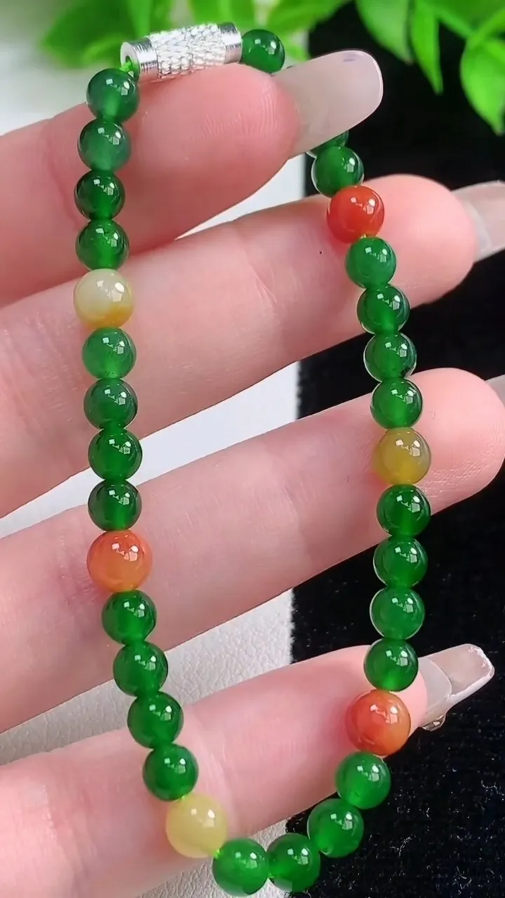天然A货翡翠三彩圆珠手串，尺寸5.7-34颗，重量:8.02g1月18日
工厂直销收藏佳品,种好水足，色泽均匀，有种有色，上手高大气！