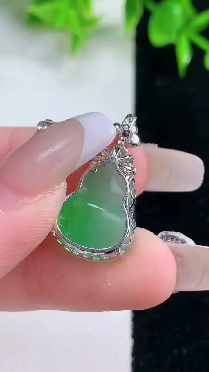 天然A货翡翠葫芦吊坠，尺寸24.5-16.5-13-6.3，重量:2.57g
1月18日