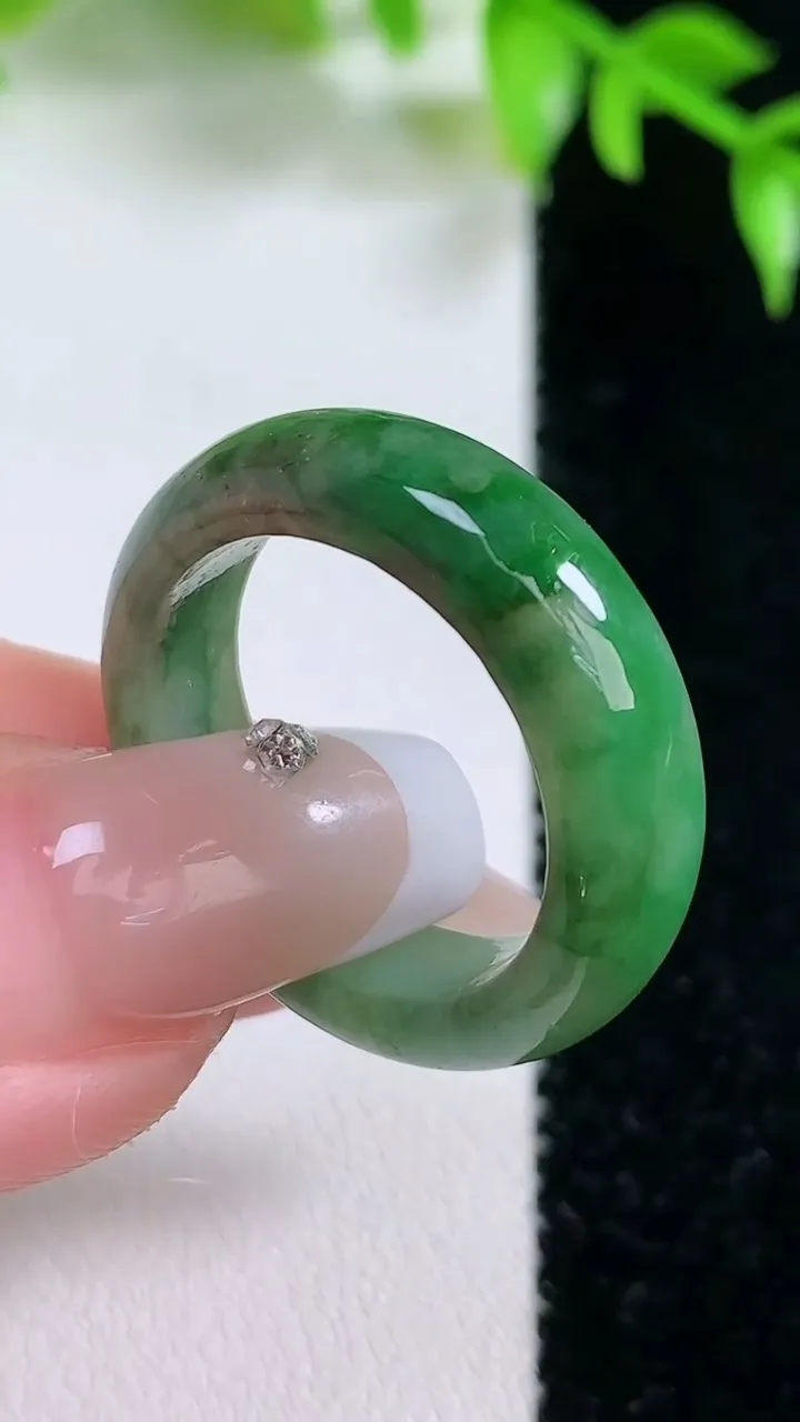 天然A货翡翠指环戒指，尺寸19-6.7-4，重:5.30g2026年1月18日
工厂直销收藏佳品,种好水足，色泽均匀，有种有色，上手高大气！