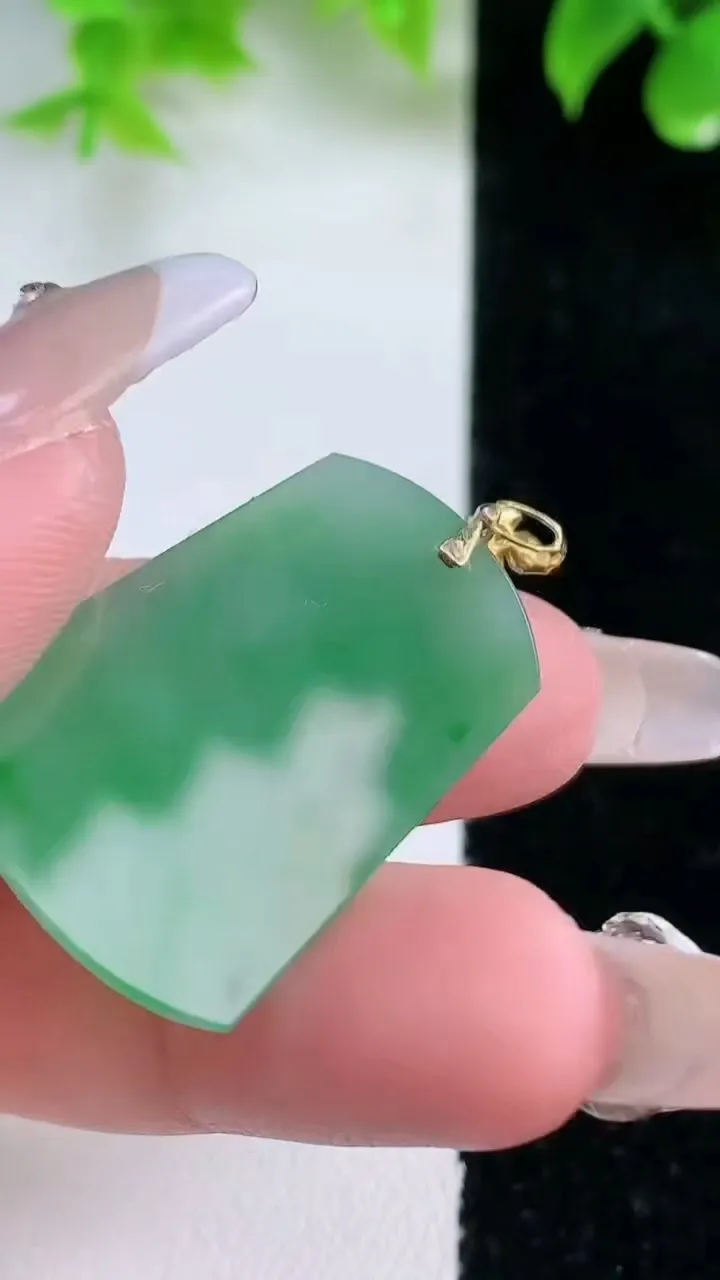 天然A货翡翠无事牌吊坠，尺寸30.6-22-2.1，重量:4.57g
1月18日