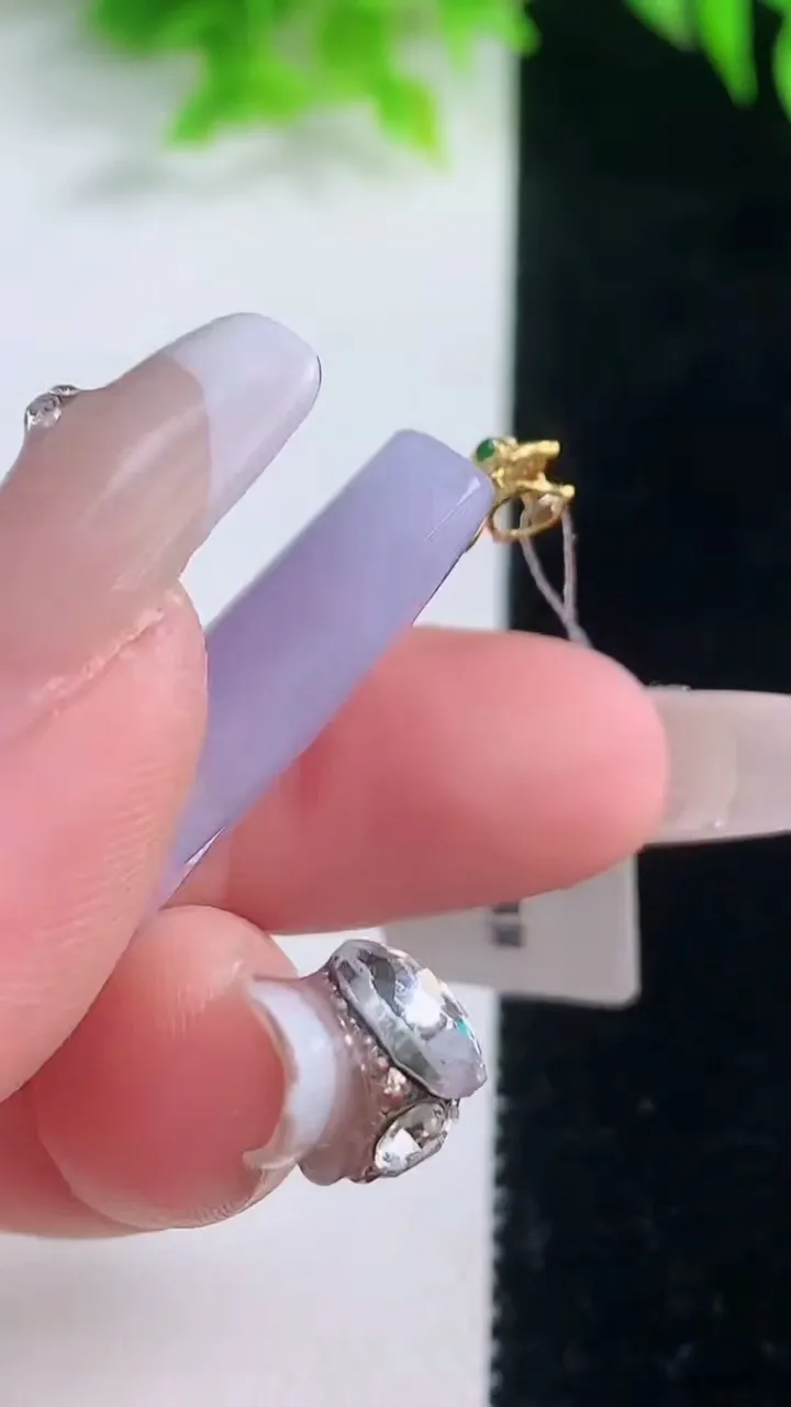 天然A货翡翠18K金紫罗兰无事牌吊坠，尺寸32.9-17.8-7，重量:9.59g
1月18日