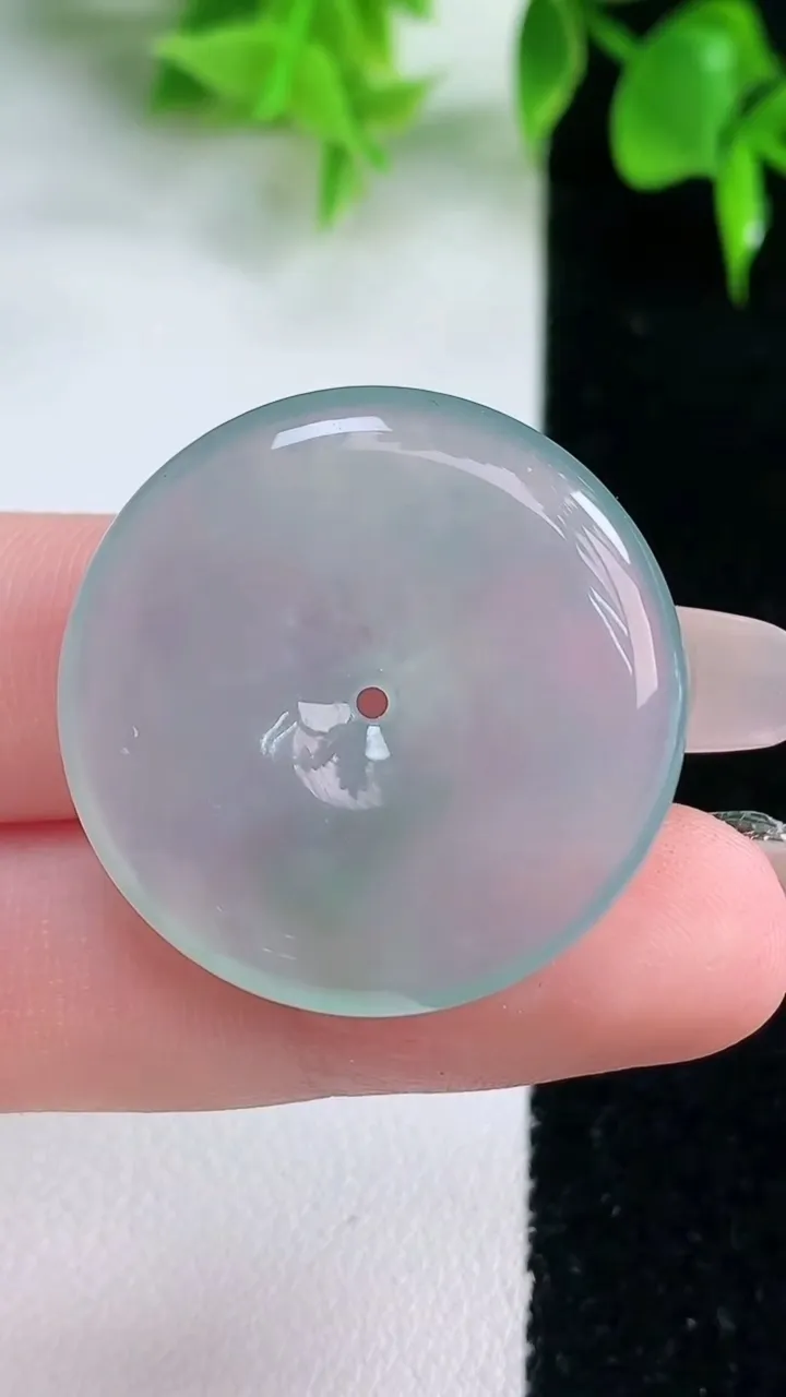 天然A货翡翠平安扣吊坠，尺寸29.6-5.8，重量:11.15g
1月18日