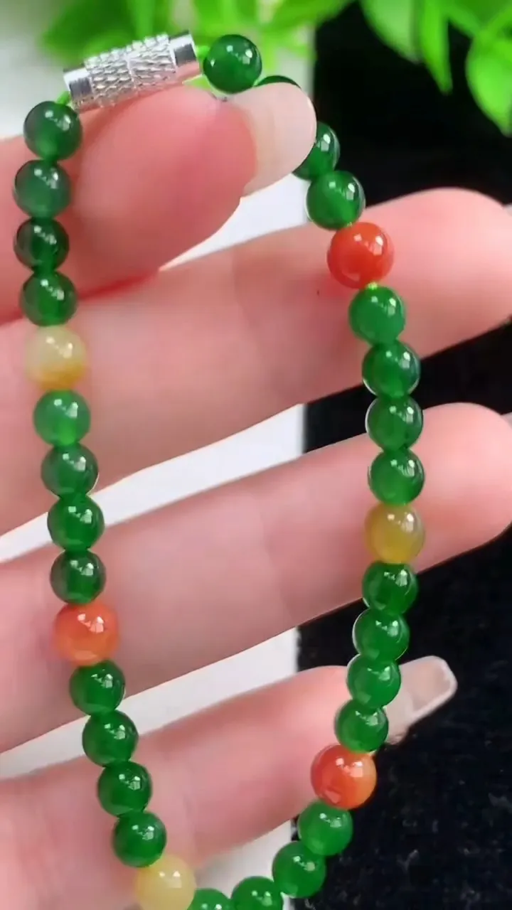 天然A货翡翠三彩圆珠手串，尺寸5.7-34颗，重量:8.02g1月18日
工厂直销收藏佳品,种好水足，色泽均匀，有种有色，上手高大气！