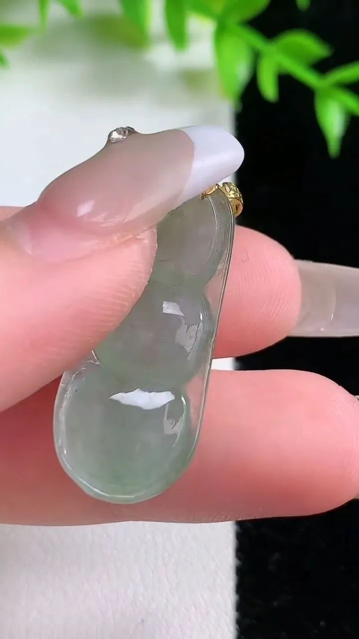 天然A货翡翠福豆吊坠，尺寸34.2-13.3-5.6，重:3.57g
1月18日