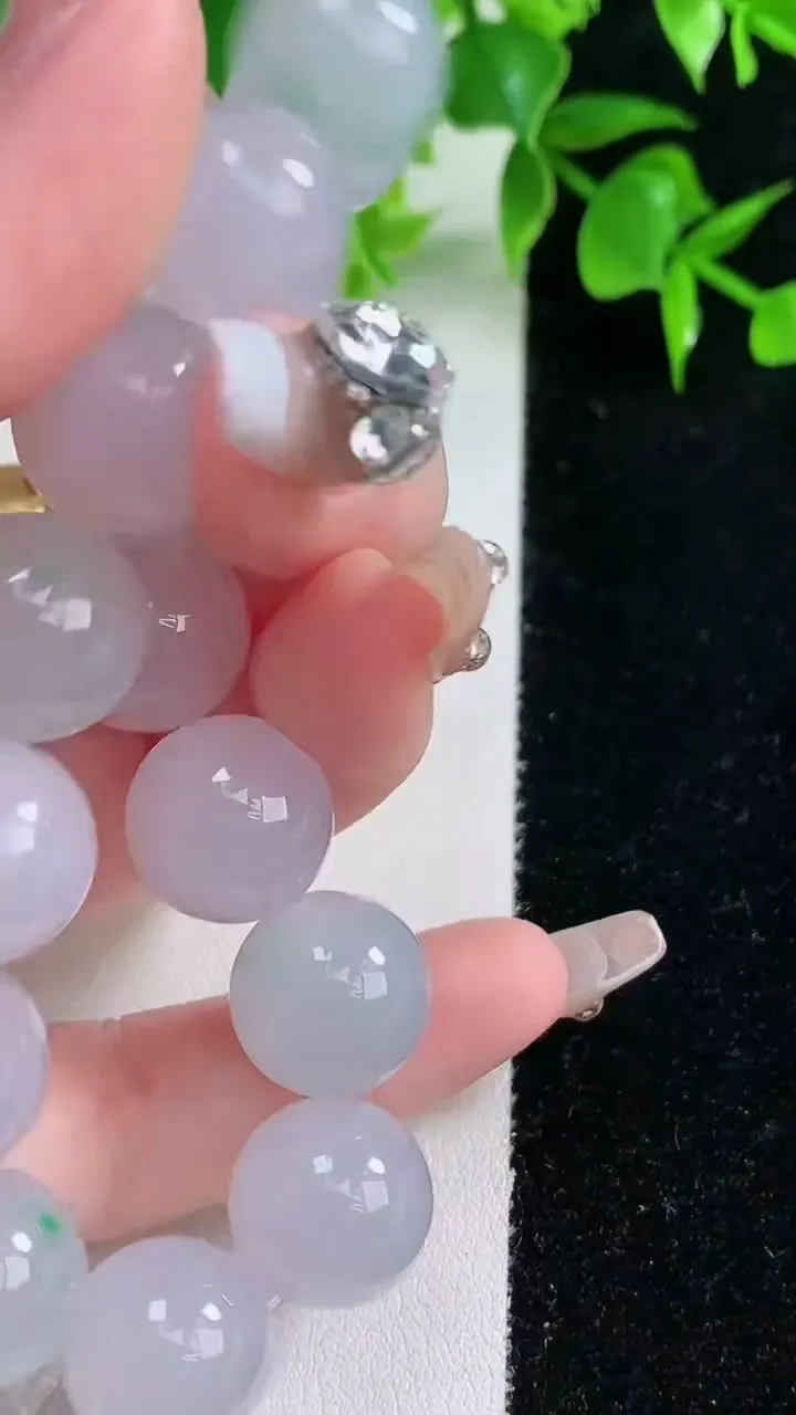 天然A货翡翠圆珠手串，尺寸13.8-15颗，重量40.80g1月18日
工厂直销收藏佳品,种好水足，色泽均匀，有种有色，上手高大气！