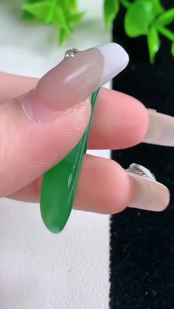 天然A货翡翠福瓜吊坠，尺寸39-14.4-7.8，重量:8.75g
1月18日