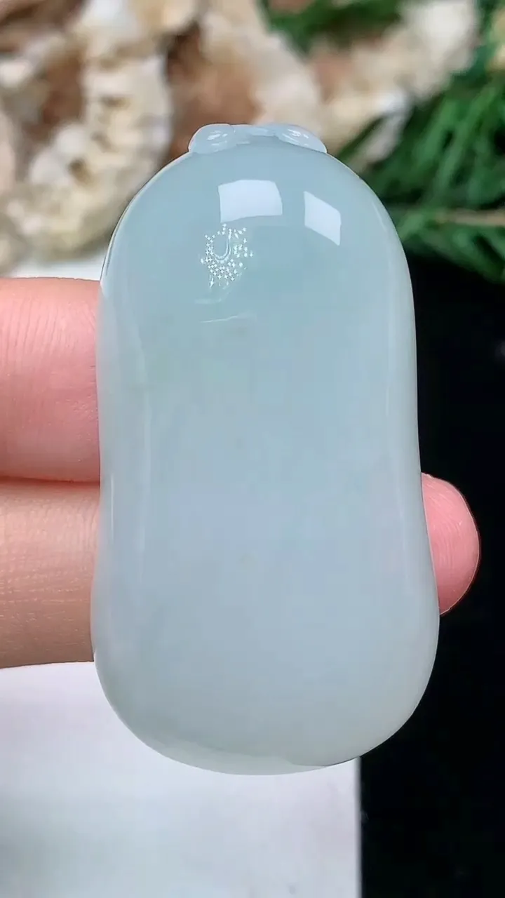 天然A货翡翠飘金花福瓜吊坠，尺寸41.7-22.5-11.5，重量:23.75g
1月18日