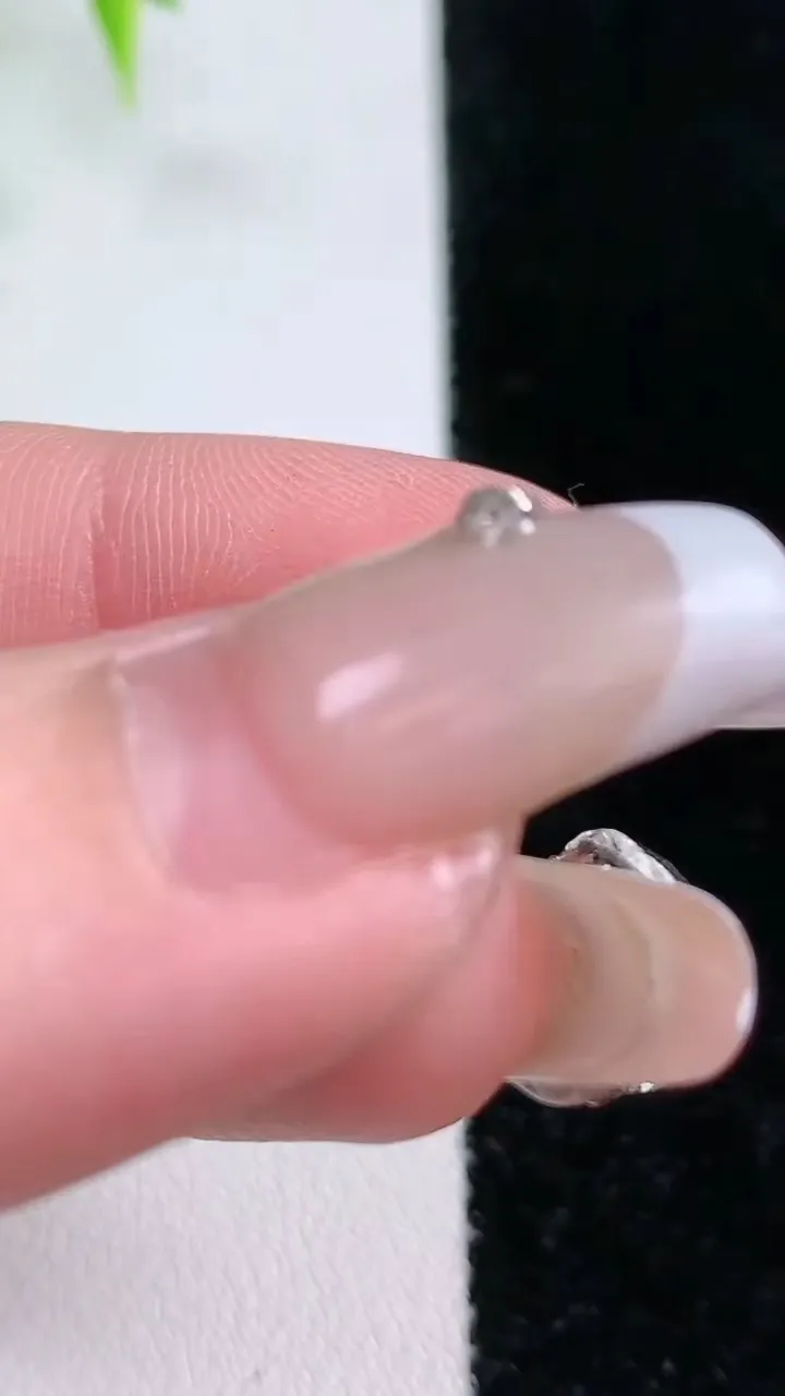 天然A货翡翠四叶草吊坠，尺寸16-2，重:1.26g
1月18日