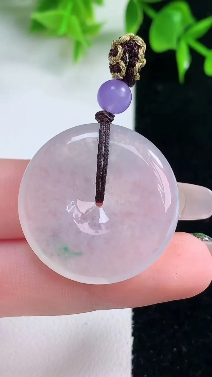 天然A货翡翠平安扣吊坠，尺寸30-6，重量:12.08g
1月18日