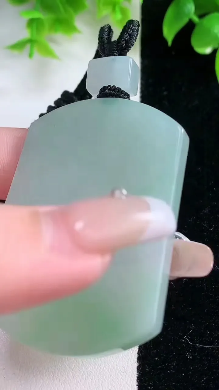 天然A货翡翠无事牌吊坠，尺寸54.2-38.8-5.5，重量:41.01g
1月18日