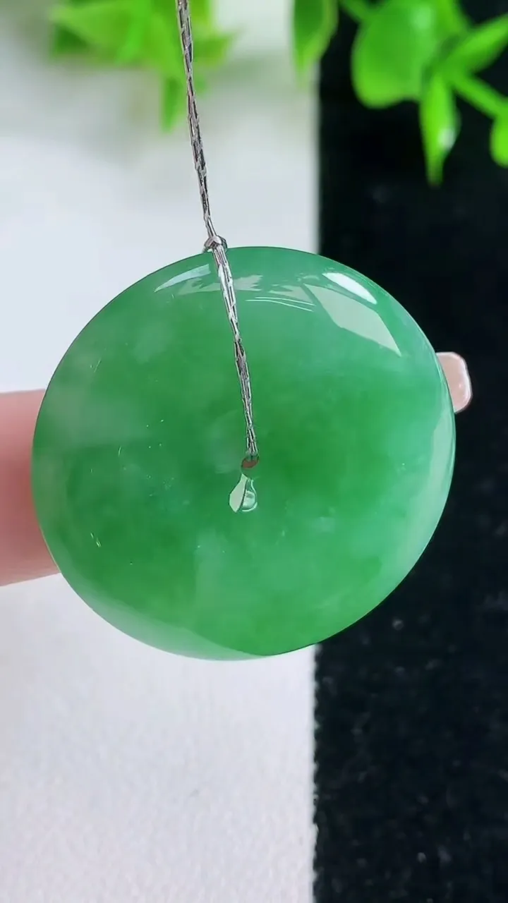 天然A货翡翠平安扣吊坠，尺寸30-5.5，重量:10.94g
1月18日