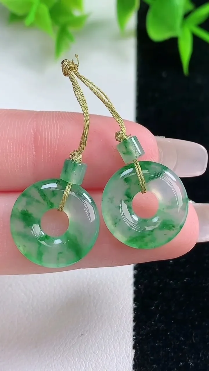 天然A货翡翠冰种飘花平安环吊坠一对，尺寸15.8-3，重量:4.19g
1月18日