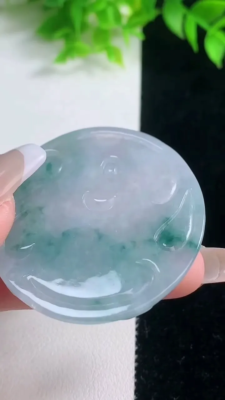 天然A货翡翠冰种飘花不动明王吊坠，尺寸49.7-44.4-5，重量:23.08g
1月18日