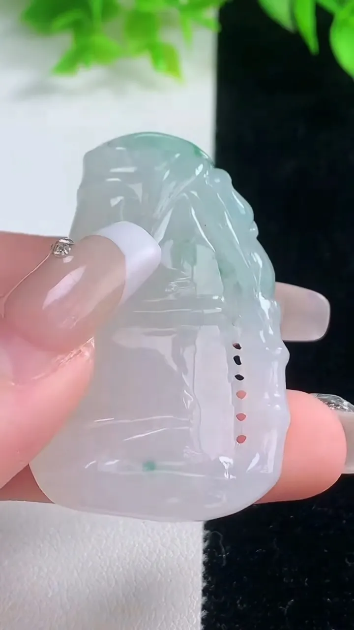 天然A货翡翠飘花节节高升 竹节吊坠，尺寸47.6-27-10.7，重量:25.04g
1月18日