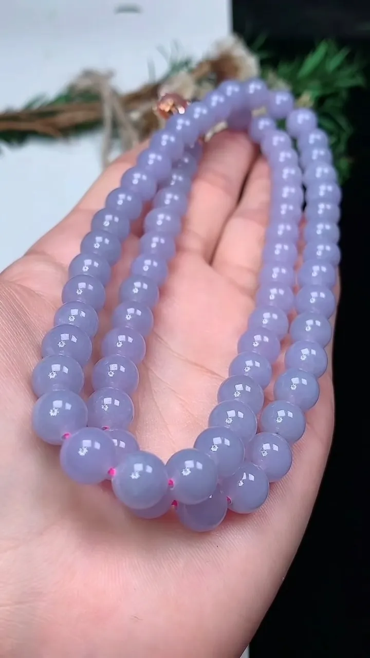 天然A货翡翠紫罗兰圆珠项链，尺寸8.2-70颗，重量:65.64g1月18日
工厂直销收藏佳品,种好水足，色泽均匀，有种有色，上手高大气！