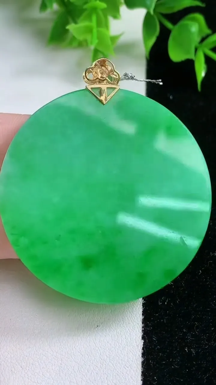 天然A货翡翠无事牌吊坠，尺寸50.4-4重量:27.29g
1月18日