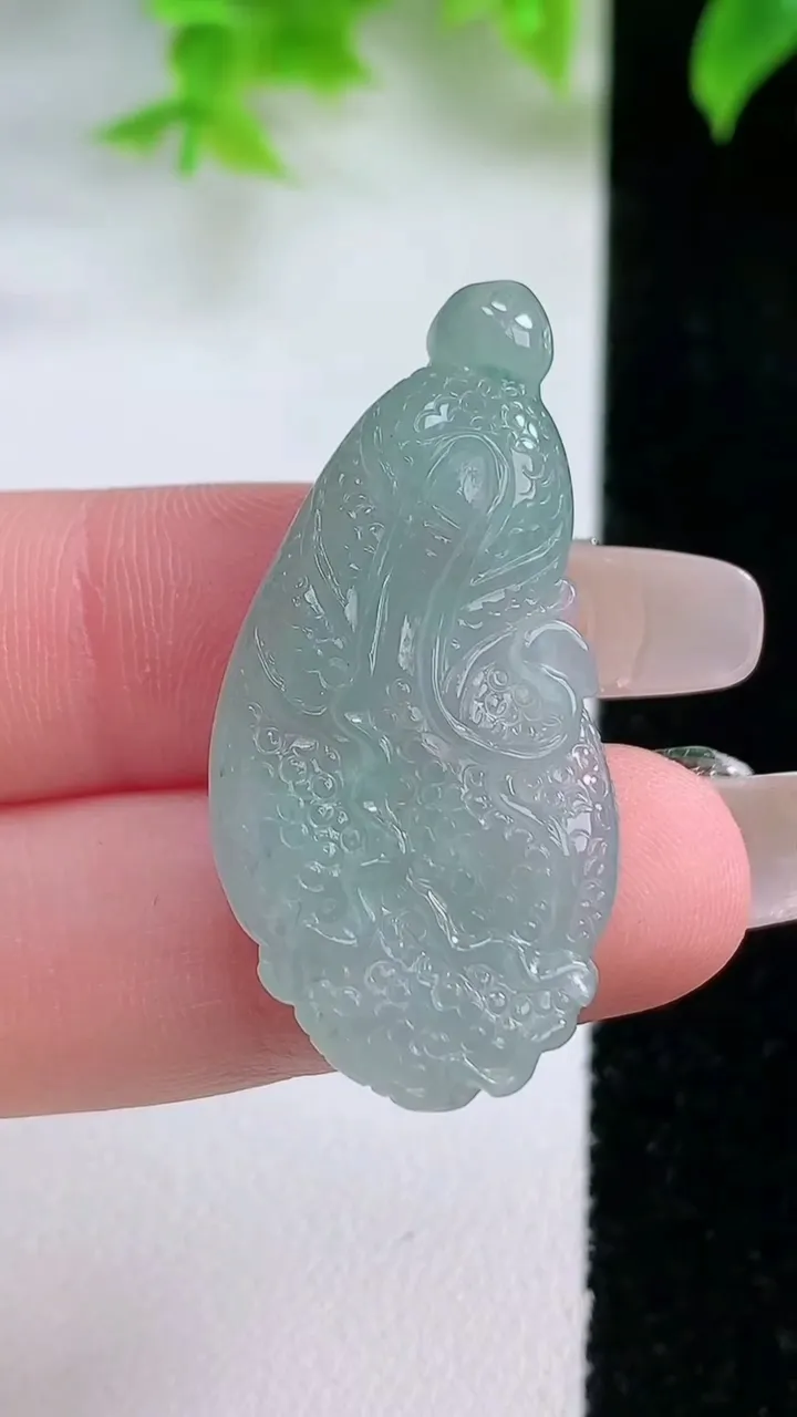 天然A货翡翠白菜吊坠，尺寸38.3-18.2-5，重量:6.21g
1月18日