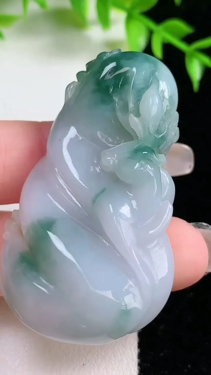 天然A货翡翠飘花梅花鹿吊坠，尺寸53.3-31.2-11.2，重:31.58g
1月18日
