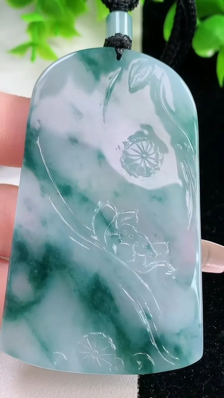 天然A货翡翠冰种飘花虚空藏菩萨吊坠，尺寸70.3-42-5.5，重量:43.63g
1月18日