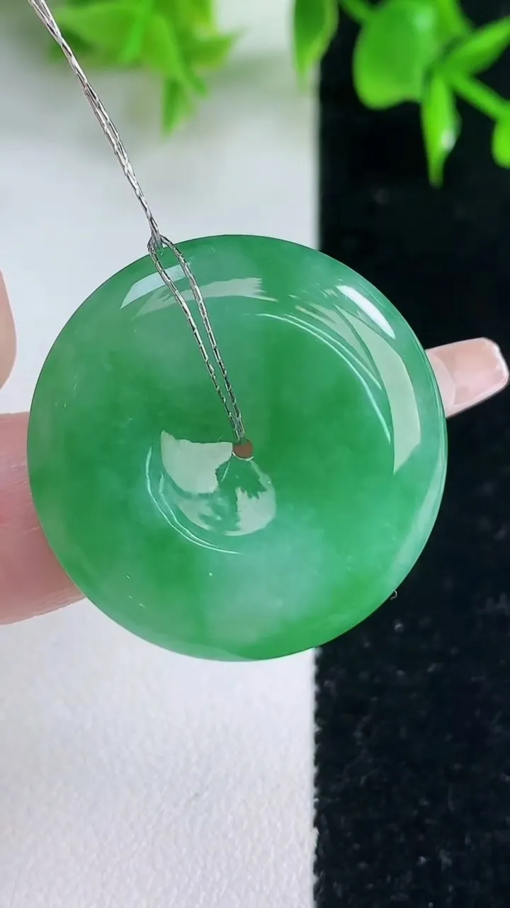 天然A货翡翠平安扣吊坠，尺寸30-5.5，重量:10.94g
1月18日