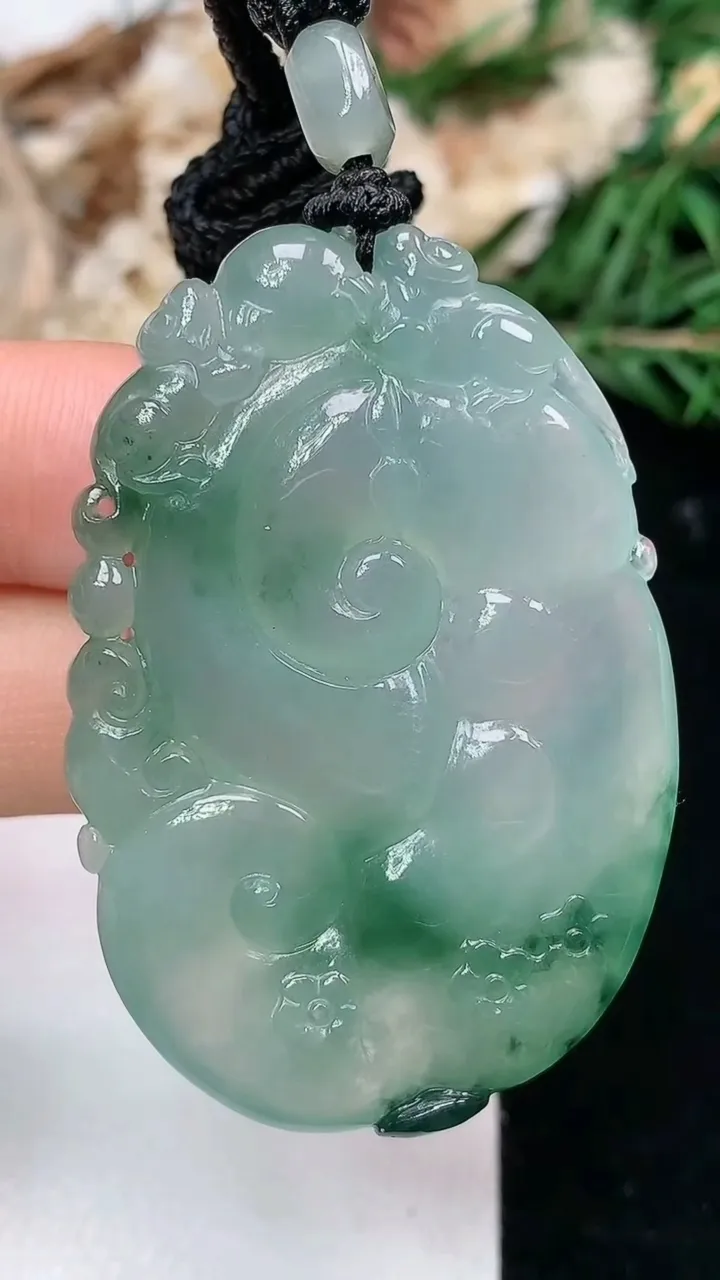 天然A货翡翠飘花如意吊坠，尺寸47-32-5.9，重量:22.02g
1月18日