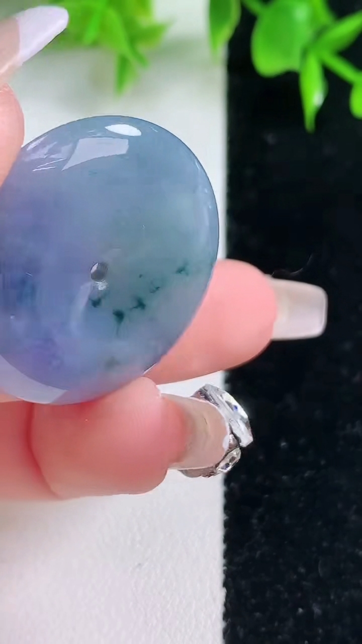 天然A货翡翠紫罗兰飘花平安扣吊坠，尺寸30.8-5.6，重量:10.96g
1月18日