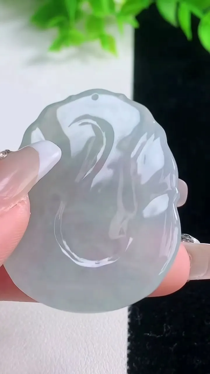 天然A货翡翠生肖羊吊坠，尺寸48-35-4.7，重量:19.71g
1月18日