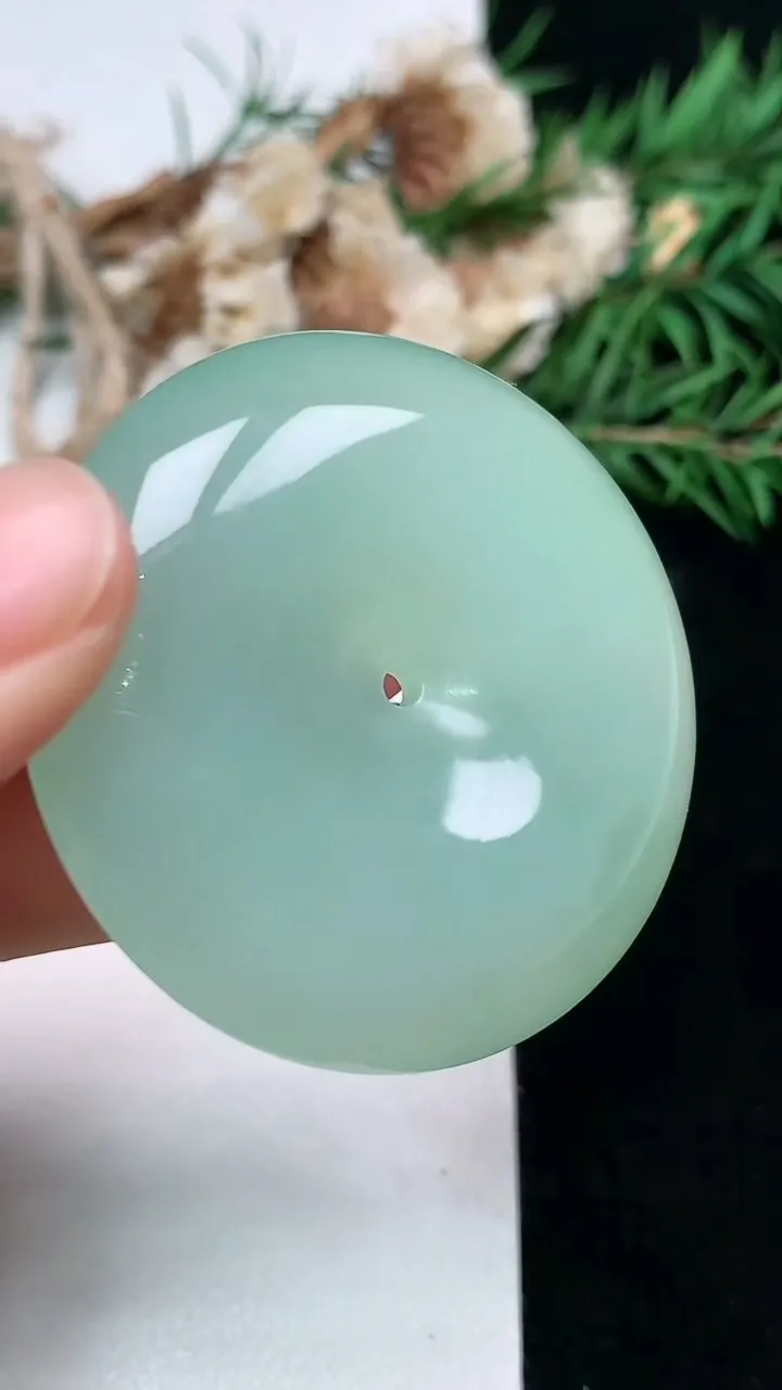 天然A货翡翠平安扣吊坠，尺寸42.6-10.3，重量:37.13g
1月18日