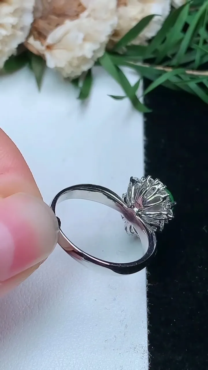 天然A货翡翠葫芦戒指，尺寸17.2-8.4-7，重量:3.39g2026年1月18日
工厂直销收藏佳品,种好水足，色泽均匀，有种有色，上手高大气！