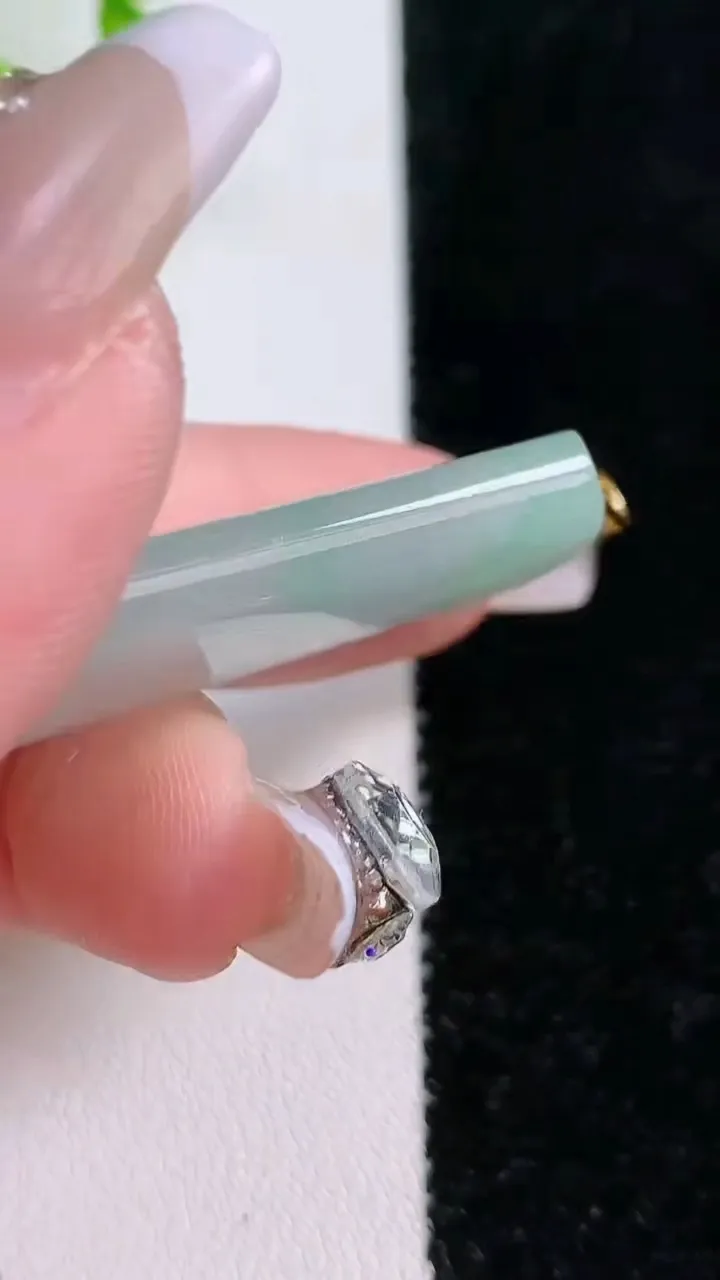 天然A货翡翠山水牌吊坠，尺寸64.6-40-10.7，重:48.18g
1月18日