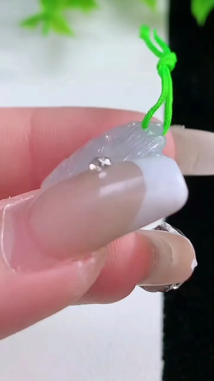 天然A货翡翠九尾狐吊坠，尺寸27-16.4-4.7，重量:4.44g
1月18日