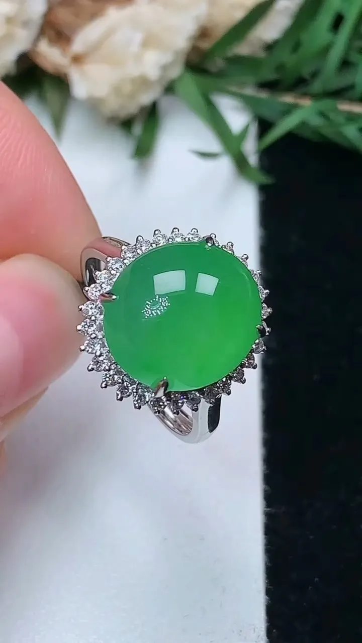 天然A货翡翠蛋面戒指，尺寸17.3-12.7-11.2，重量:4.42g2026年1月18日
工厂直