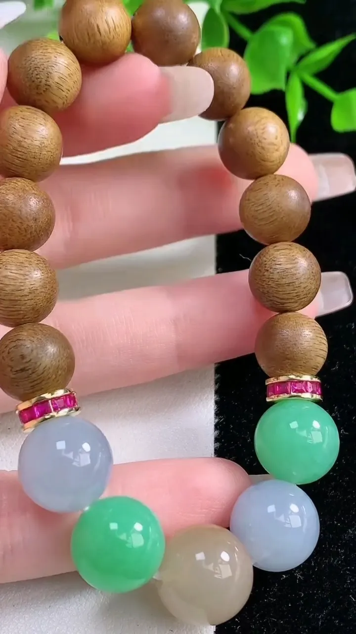 天然A货翡翠三彩圆珠檀香圆珠手串，尺寸13，重量:21.46g1月18日
工厂直销收藏佳品,种好水足