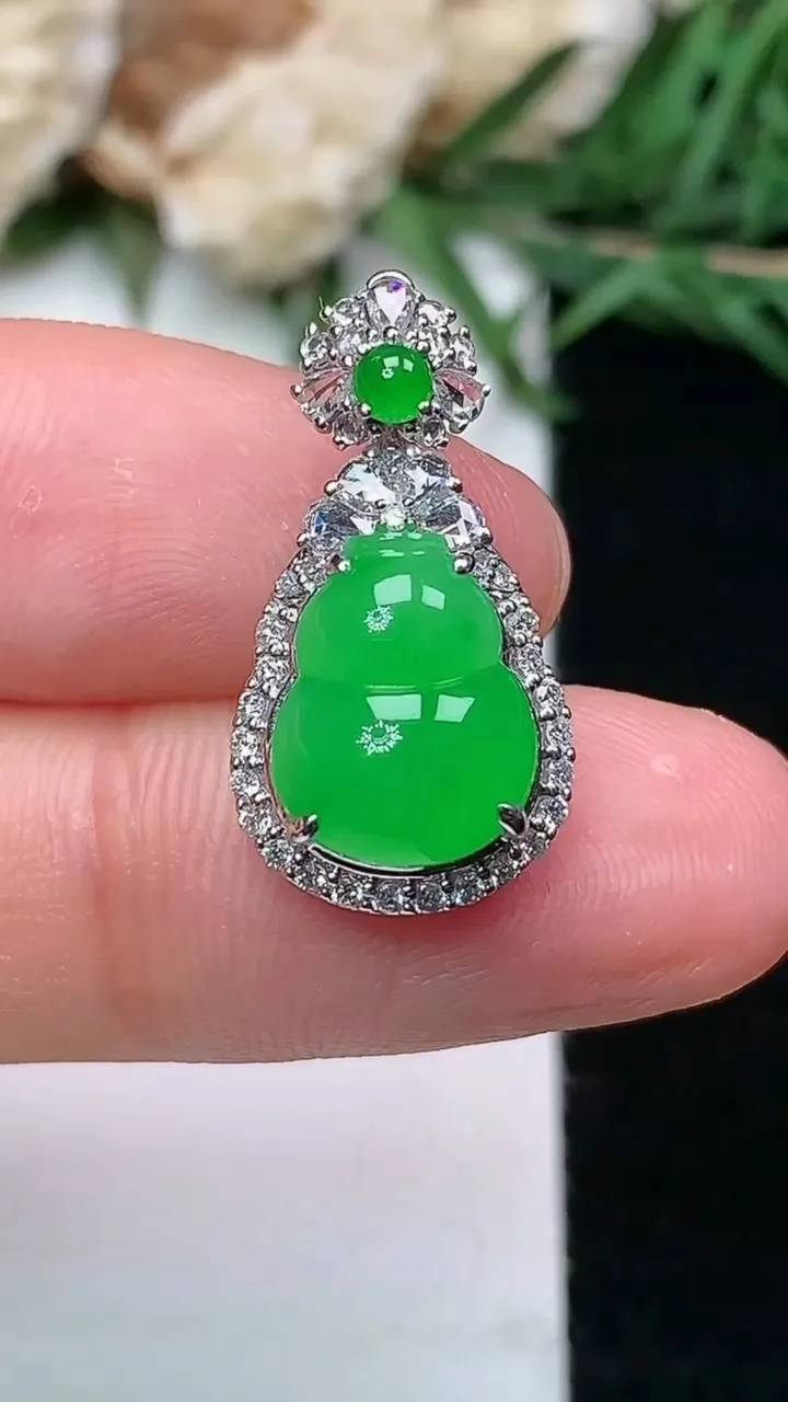 天然A货翡翠葫芦吊坠，尺寸21.6-11.4-8.5，裸石10.7-8.6，重量:2.97g
1月1