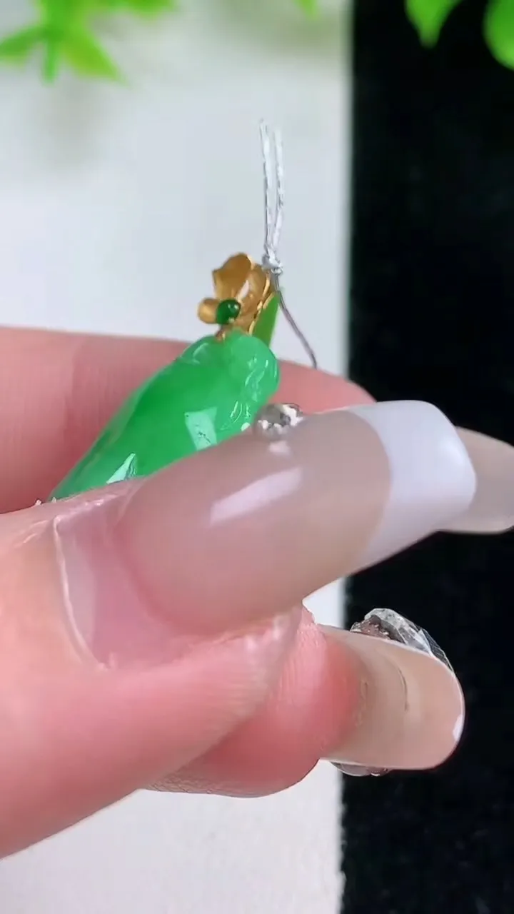 天然A货翡翠佛手瓜吊坠，尺寸21.7-14.4-7.5，重量:5.20g
1月18日