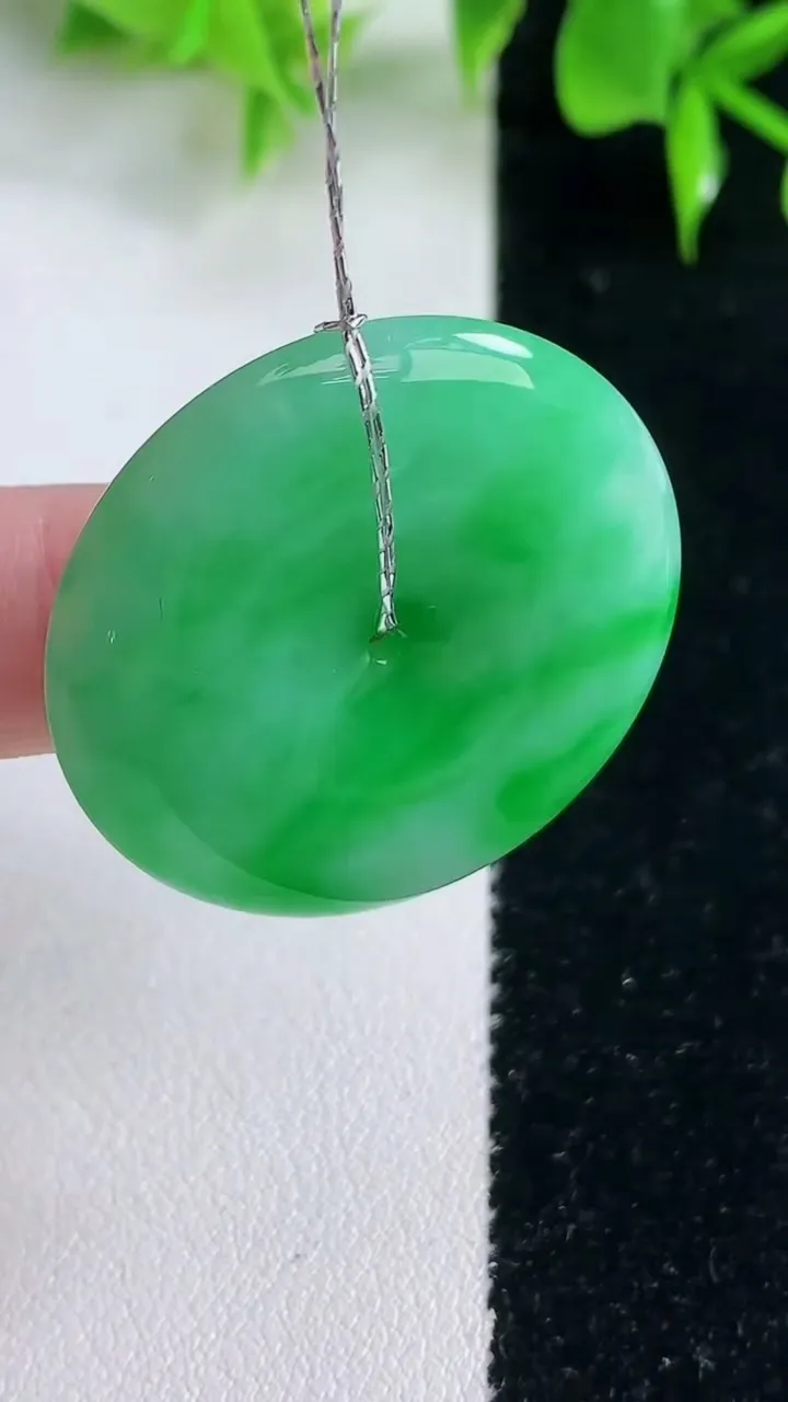 天然A货翡翠平安扣吊坠，尺寸32.2-5.3，重量:12.04g
1月18日