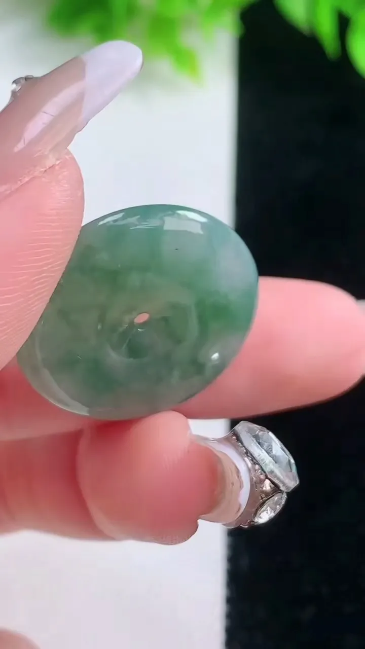 天然A货翡翠飘花平安扣吊坠，尺寸24-4.4，重量:5.92g
1月18日