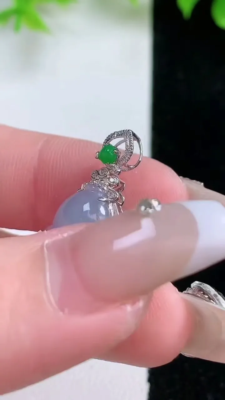 天然A货翡翠18K金紫罗兰葫芦吊坠，尺寸25.8-13-6，裸石15.6-11.3重量:2.02g
