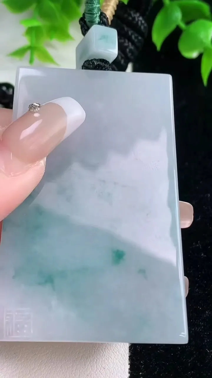 天然A货翡翠冰种飘花无事牌吊坠，尺寸62-39.3-5.8，重量:55.98g
1月18日