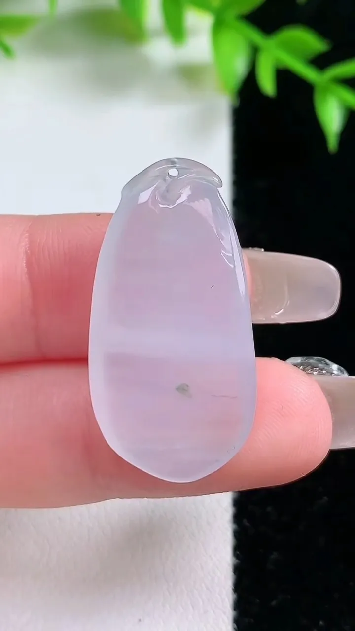 天然A货翡翠福瓜吊坠，尺寸31.2-16.6-6，重:5.38g
1月18日