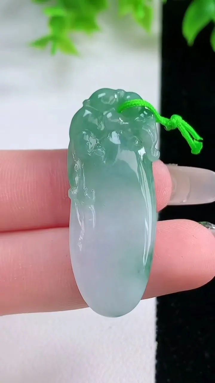 天然A货翡翠福瓜吊坠，尺寸40.4-15.2-3.7，重量:6.09g
1月18日