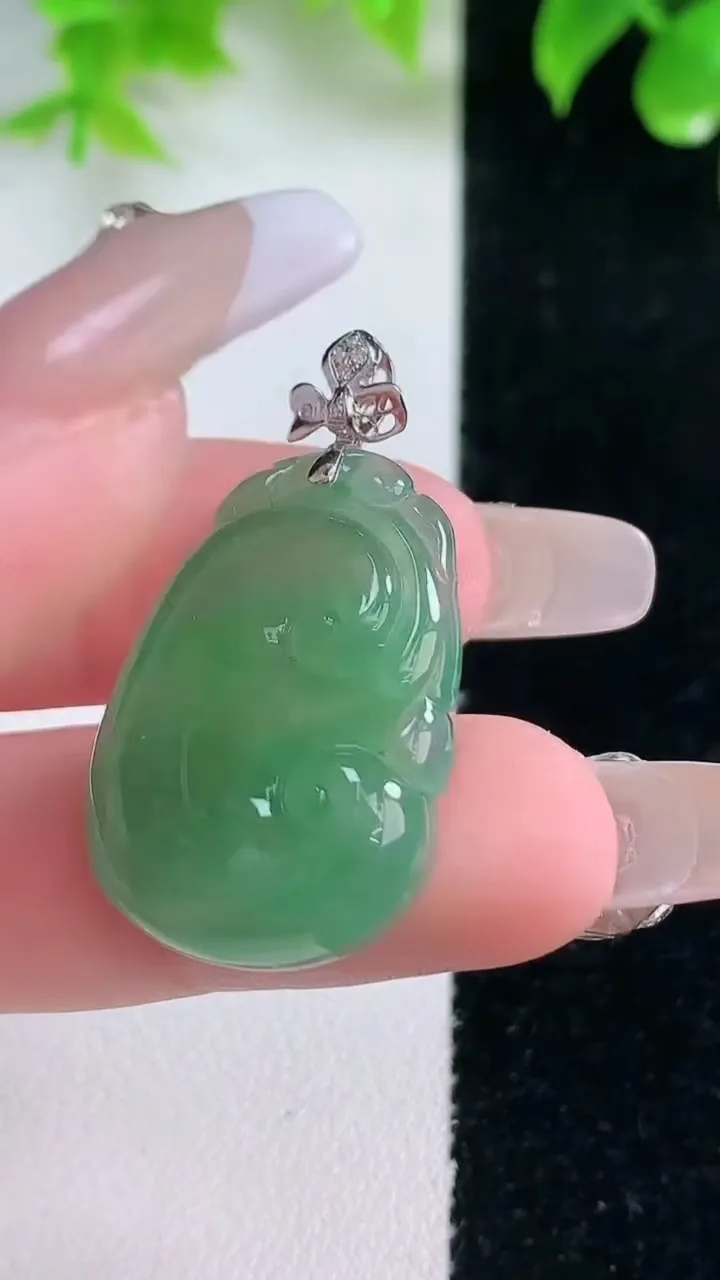 天然A货翡翠如意吊坠，尺寸27.6-19.8-4.8，重量:6.12g
1月18日